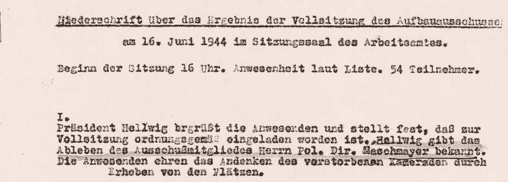 Bekanntgabe des Todes Maschmeyers durch den früheren liberaldemokratischen Stadtverordneten und Stadtschulrat Karl Helwig, nun Präsident des Aufbau-Ausschusses Wiesbaden, dann seit 1946 Regierungsdirektor sowie Leiter der Schulabteilung der Regierung und bis 1948 Stadtverordneter der CDU (die Datierung ist ein Schreibfehler; diese Vollsitzung des Ausschuss fand tatsächlich am 16. Juni 1945 statt)